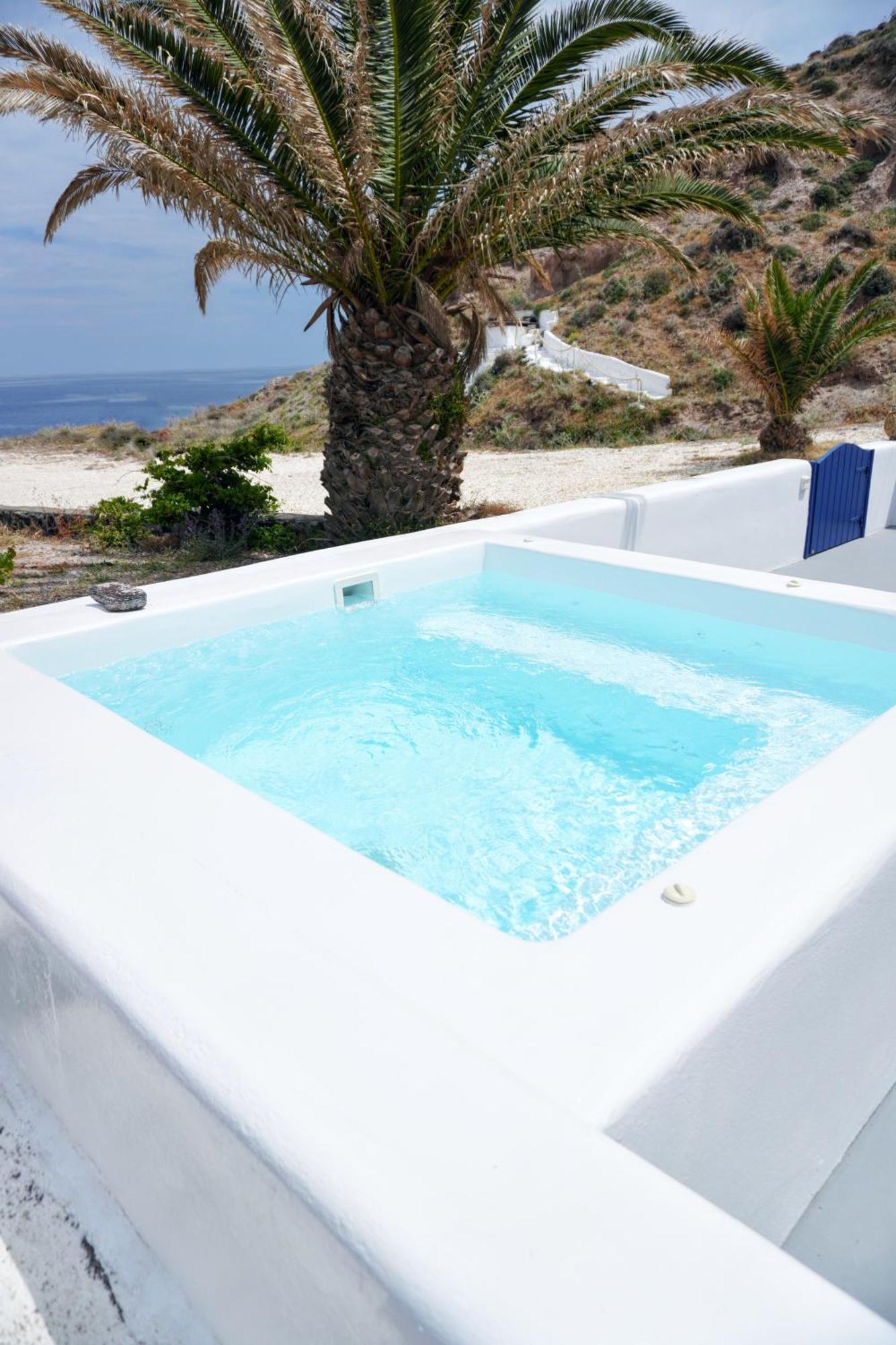Peaceful Seafront Retreat In Santorini -sonus Mare
