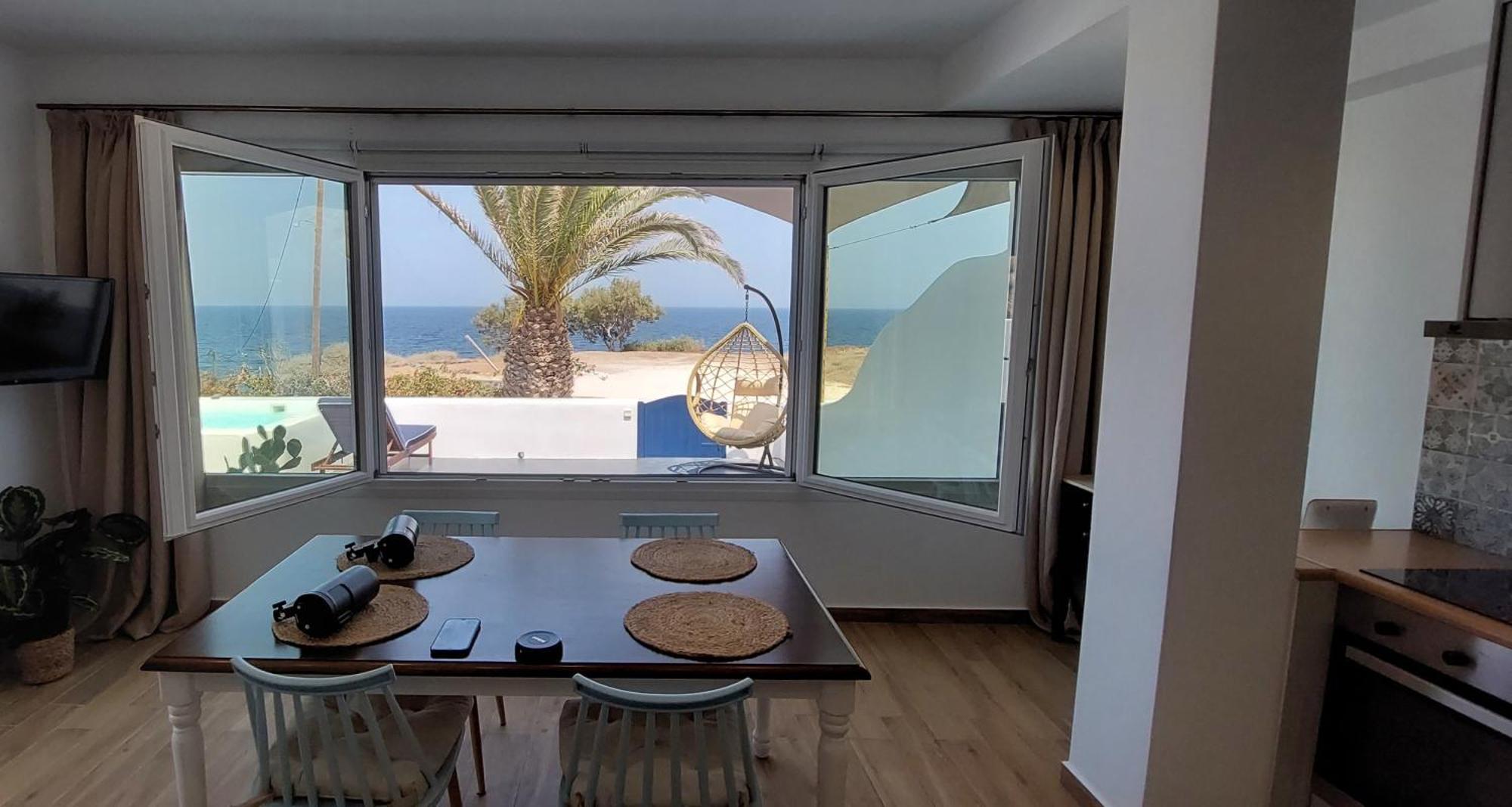 Peaceful Seafront Retreat In Santorini -sonus Mare