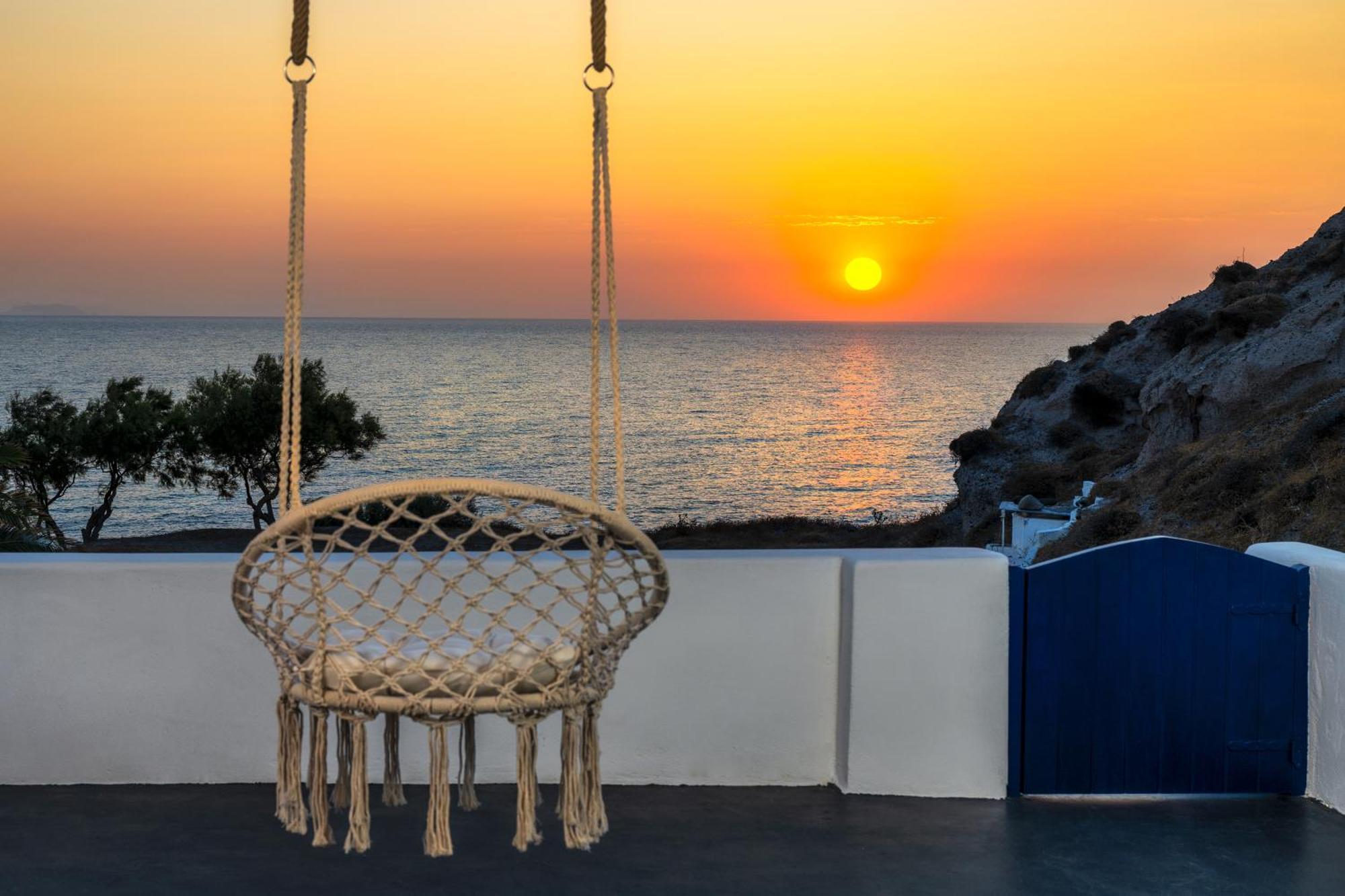 Peaceful Seafront Retreat In Santorini -sonus Mare